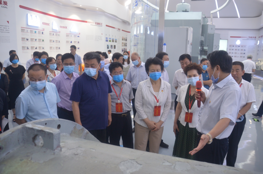 全國人大代表調(diào)研組到大型驅(qū)動集團(tuán)南陽工廠進(jìn)行專題調(diào)研(圖2)