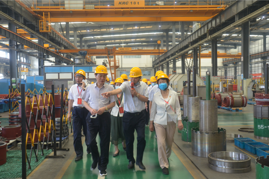 全國人大代表調(diào)研組到大型驅(qū)動集團(tuán)南陽工廠進(jìn)行專題調(diào)研(圖3)